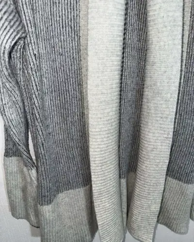Cárdigan de Lana Gris con Detalles Beige - miniatura 2