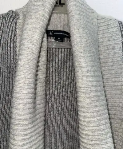 Cárdigan de Lana Gris con Detalles Beige - miniatura 3