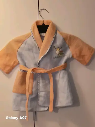 Batas de baño infantiles de felpa con diseños variados - miniatura 1