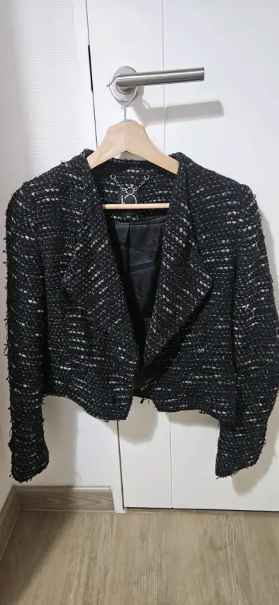 Chaqueta de tweed negra con bordado floral - miniatura 1