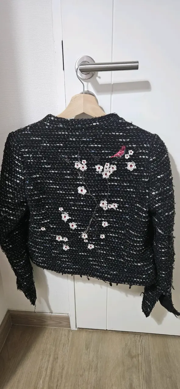 Chaqueta de tweed negra con bordado floral - 3