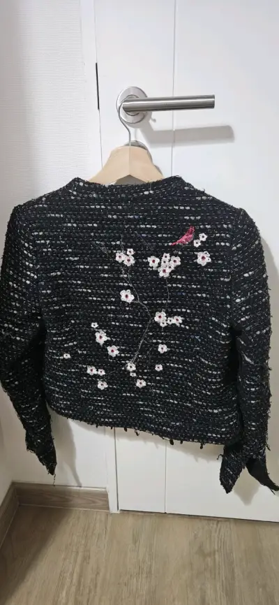 Chaqueta de tweed negra con bordado floral - miniatura 3