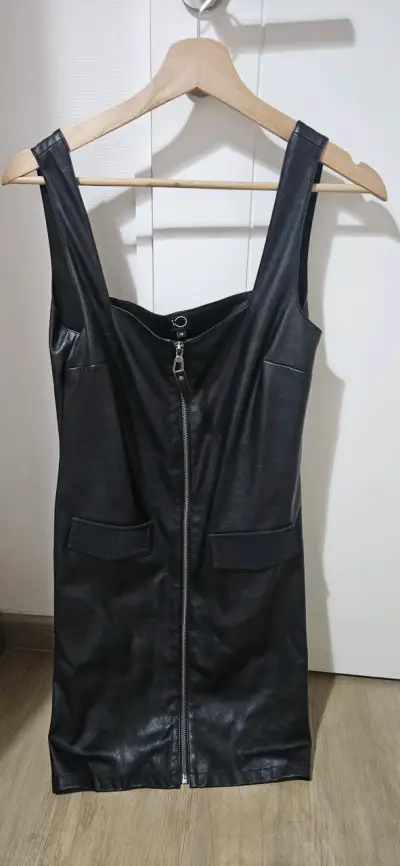 Vestido negro de cuero sintético con cierre - miniatura 1