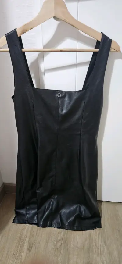 Vestido negro de cuero sintético con cierre - miniatura 3