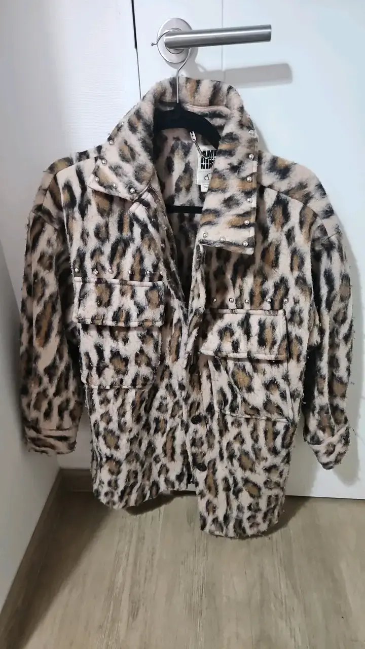 Chaqueta de Leopardo con Tachuelas para Mujer - 1