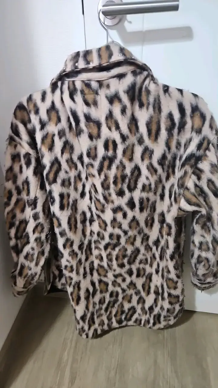 Chaqueta de Leopardo con Tachuelas para Mujer - 3