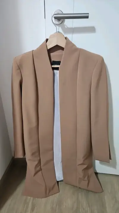Blazer beige elegante para mujer - miniatura 1