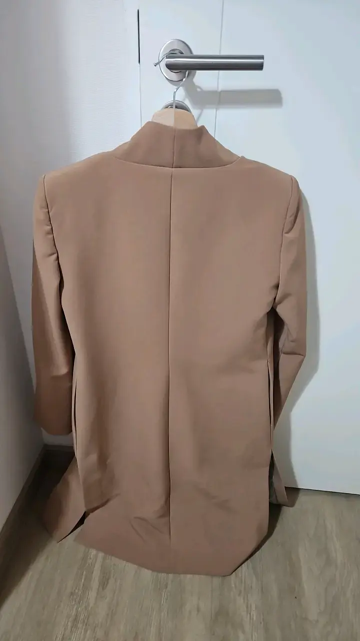 Blazer beige elegante para mujer - 3