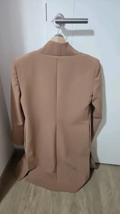 Blazer beige elegante para mujer - miniatura 3