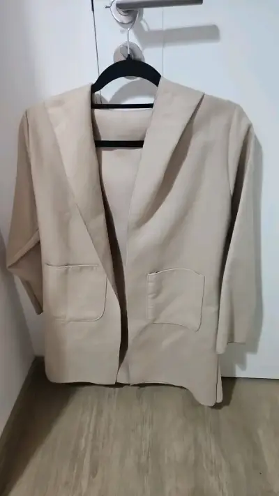 Blazer beige elegante para mujer - miniatura 1