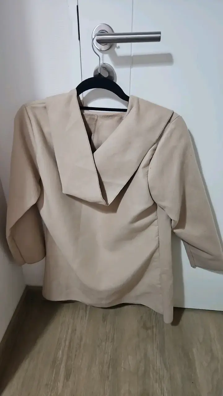 Blazer beige elegante para mujer - 2