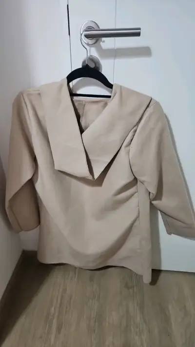 Blazer beige elegante para mujer - miniatura 2