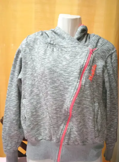 Polerón gris con cierre asimétrico para mujer - miniatura 1