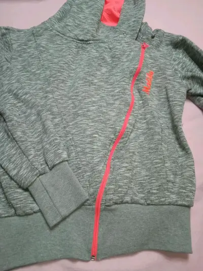 Polerón gris con cierre asimétrico para mujer - miniatura 2