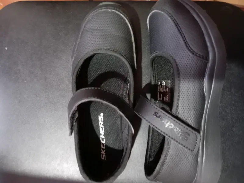 Zapatos escolares negros Skechers para niña - 4