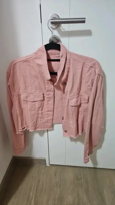 Chaqueta corta de mezclilla rosada desgastada - miniatura 1