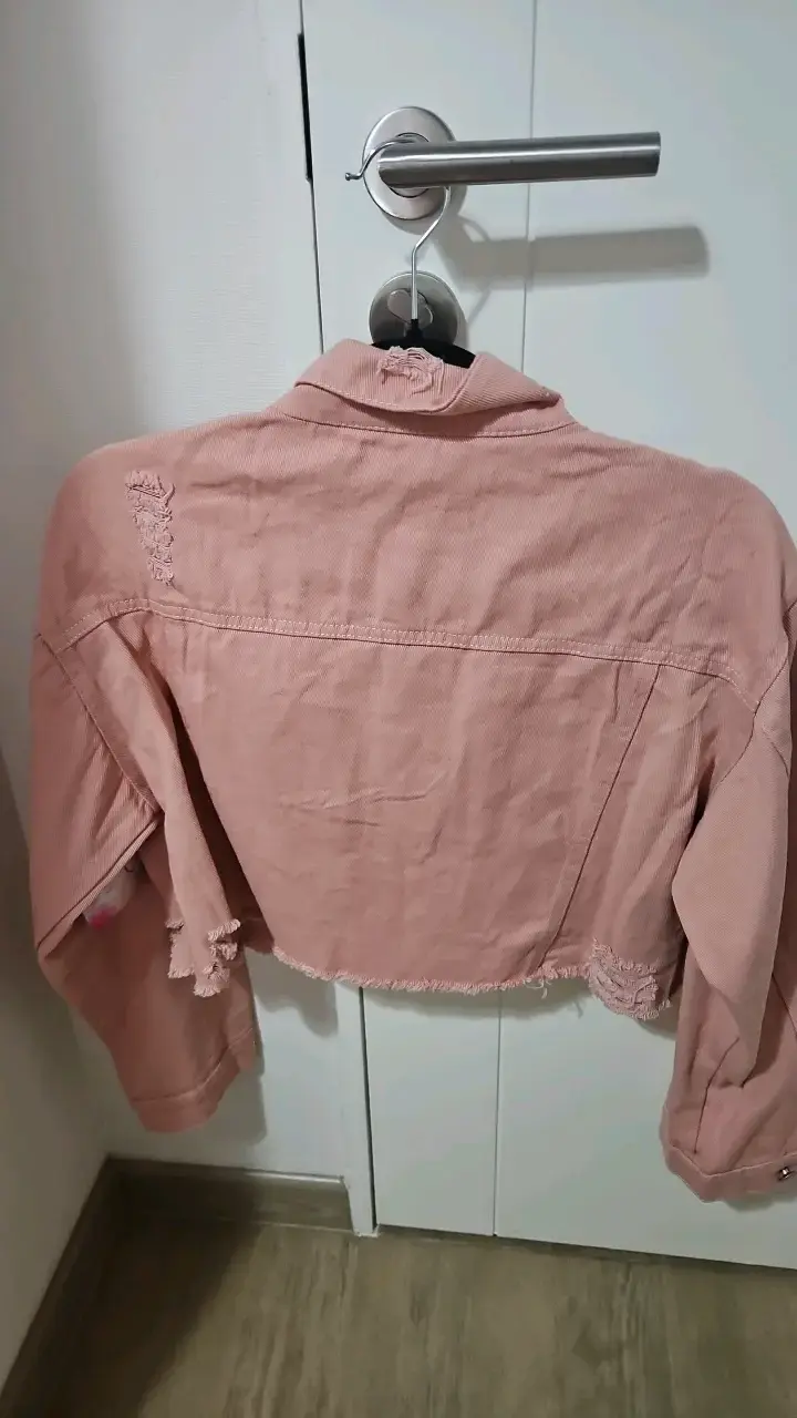 Chaqueta corta de mezclilla rosada desgastada - 3