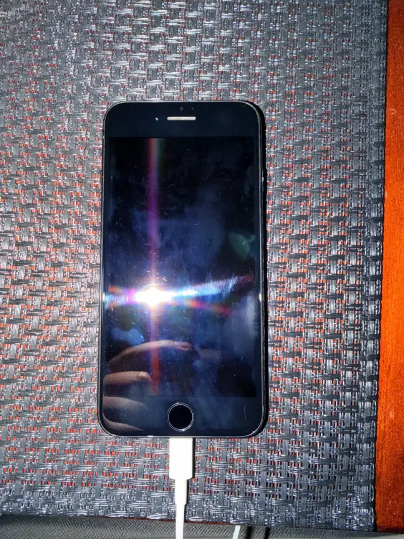 iPhone 7 en buen estado con cargador - 1