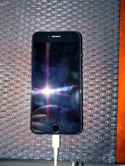 iPhone 7 en buen estado con cargador - miniatura 1