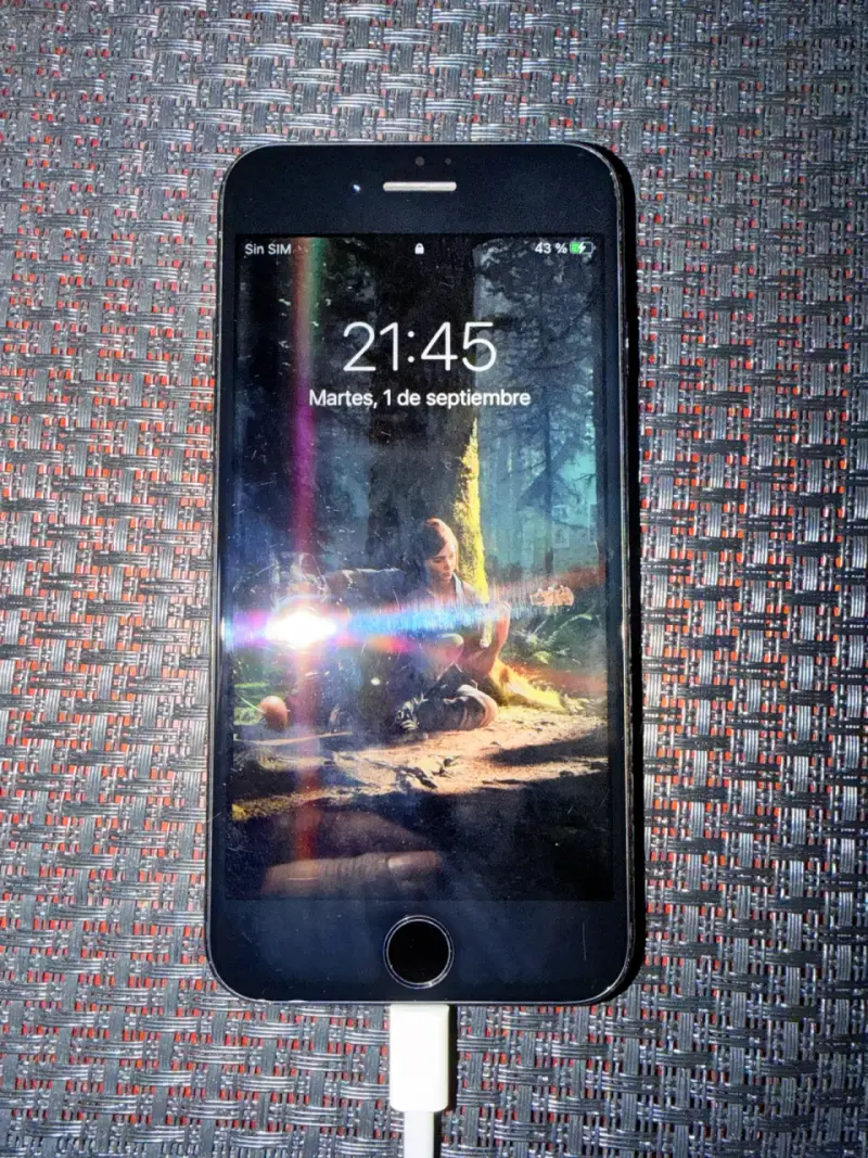 iPhone 7 en buen estado con cargador - 2