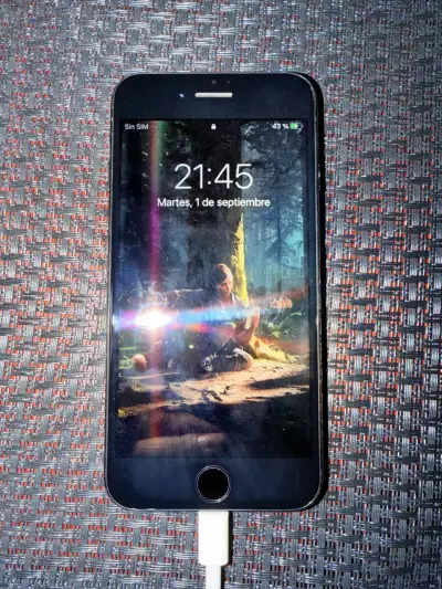 iPhone 7 en buen estado con cargador - miniatura 2