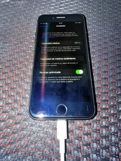 iPhone 7 en buen estado con cargador - miniatura 3