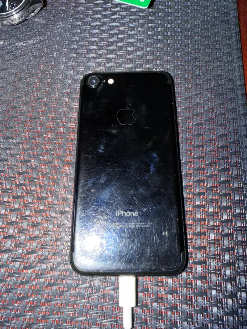 iPhone 7 en buen estado con cargador - 4