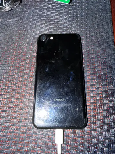 iPhone 7 en buen estado con cargador - miniatura 4