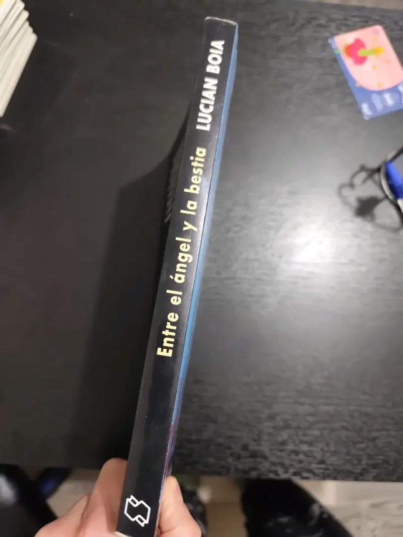 Libro 'Entre el ángel y la bestia' de Lucian Boia - 2