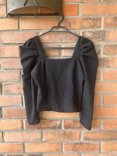 Blusa negra con mangas abullonadas - miniatura 1