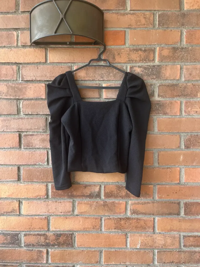 Blusa negra con mangas abullonadas - 2
