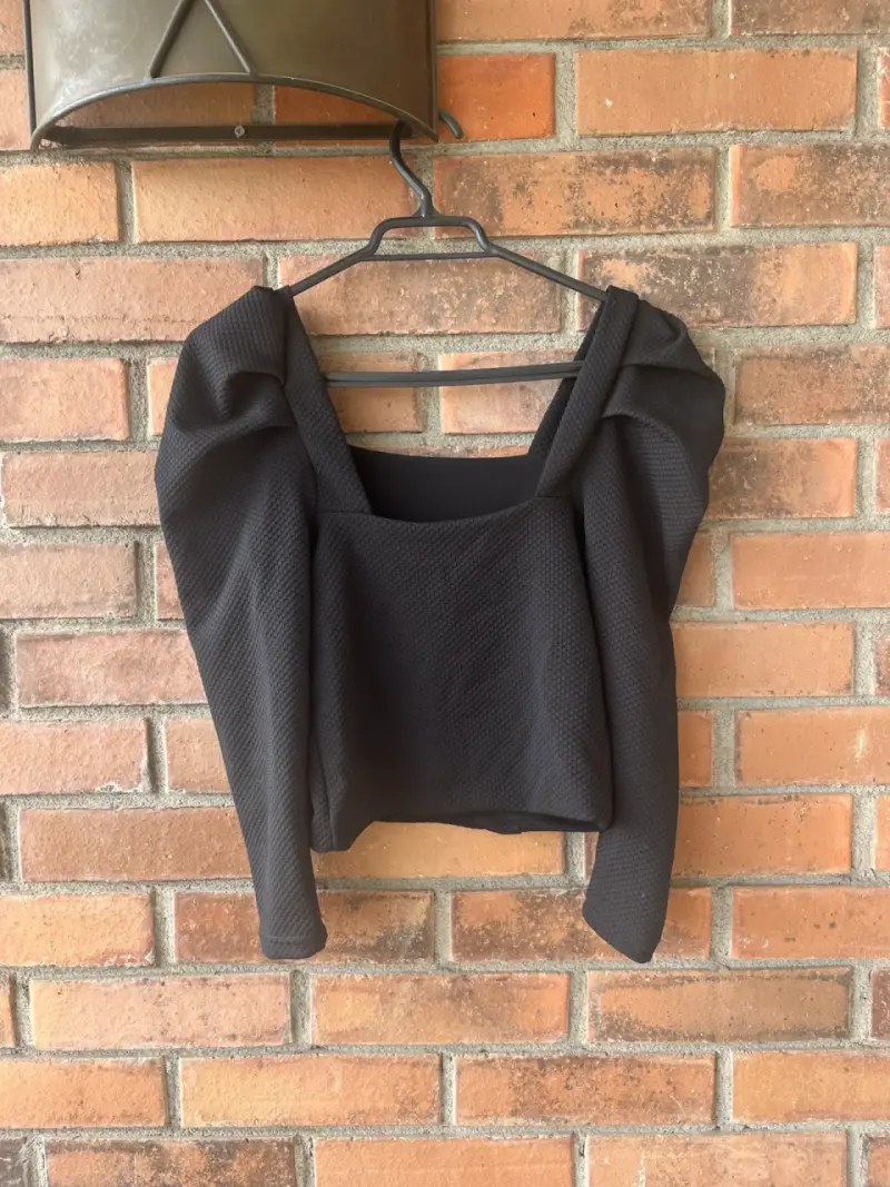 Blusa negra con mangas abullonadas - 3