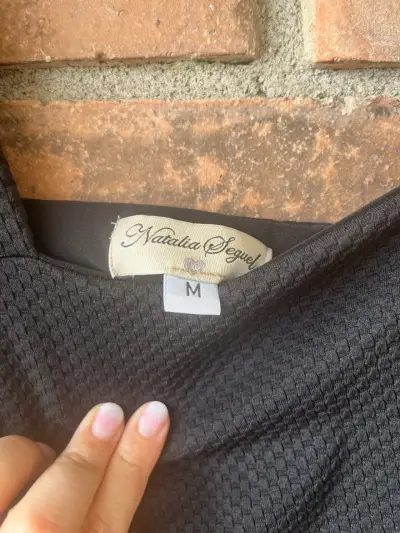 Blusa negra con mangas abullonadas - miniatura 4