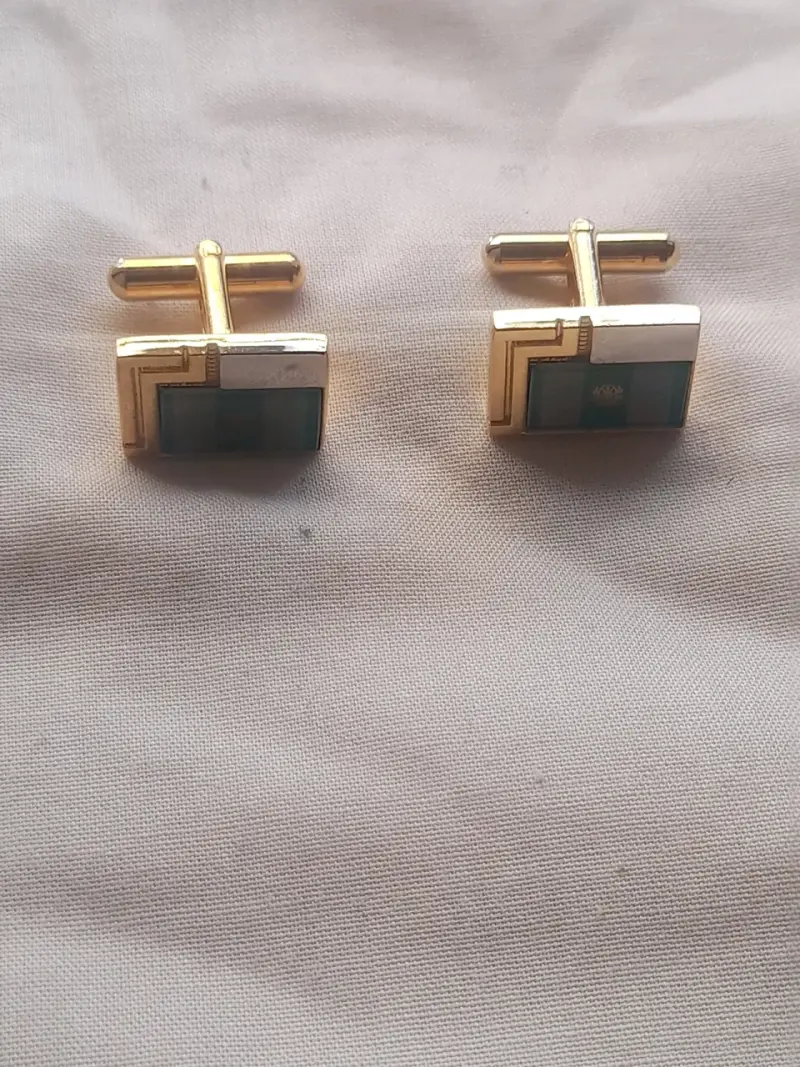 Gemelos dorados con diseño elegante