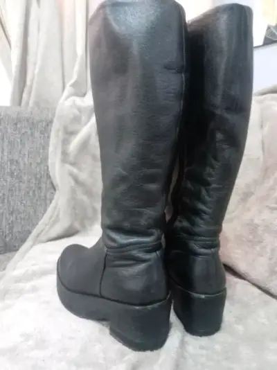 Botas negras de cuero con cierre lateral - miniatura 1