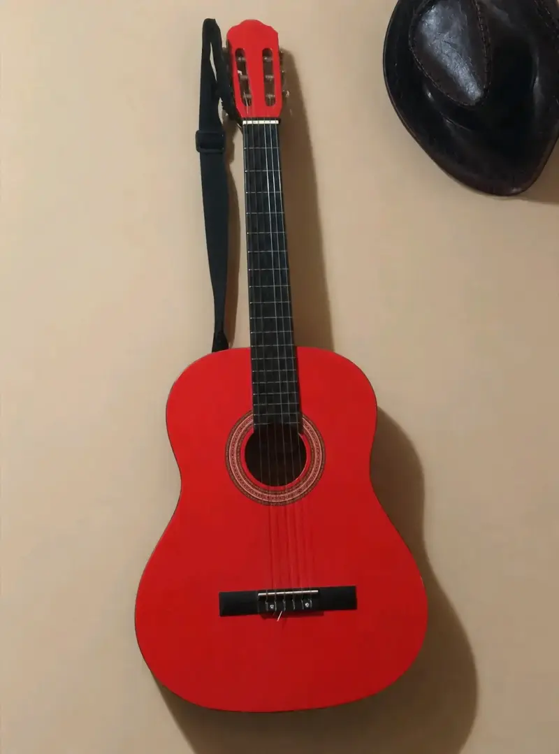 Guitarra clásica roja con correa