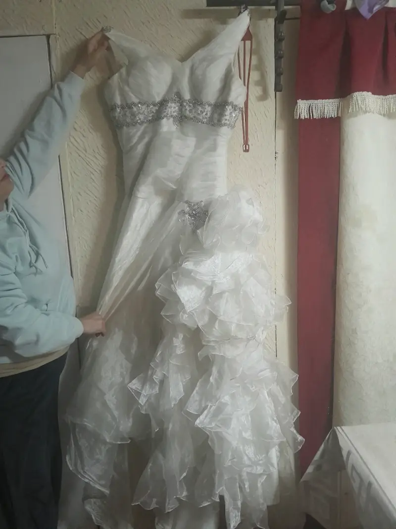 Vestido de novia blanco con encaje y volantes - 1