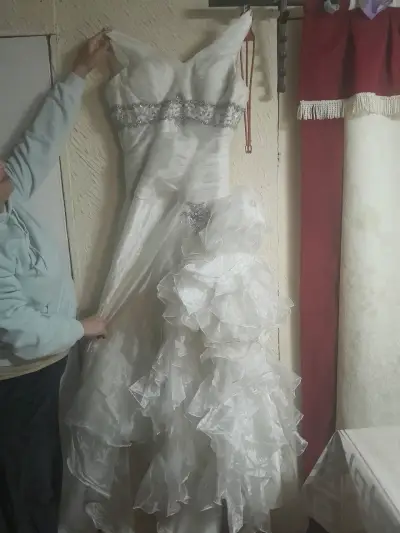 Vestido de novia blanco con encaje y volantes - miniatura 1