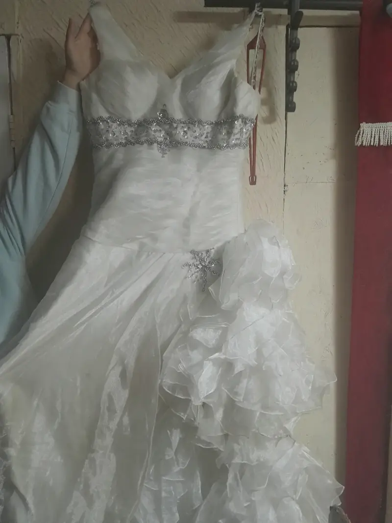 Vestido de novia blanco con encaje y volantes - 2