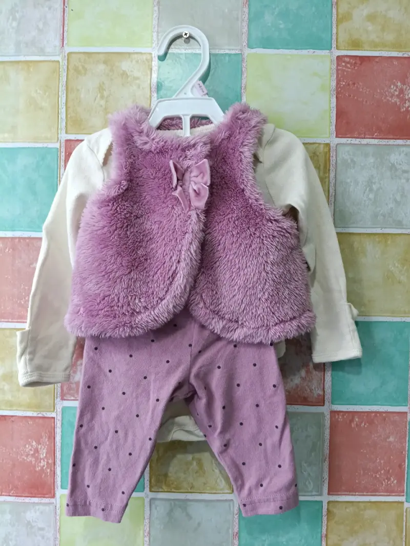 Conjunto de bebé con chaleco de peluche rosa