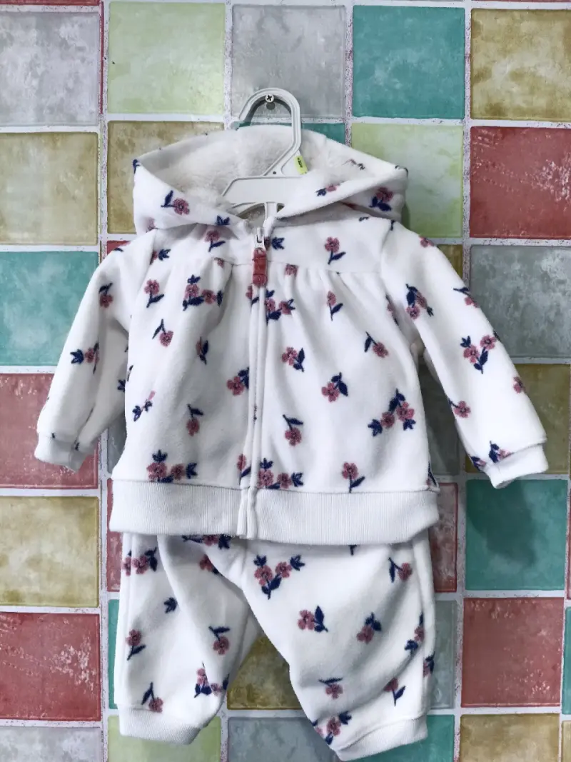 Conjunto polar bebé con capucha y flores