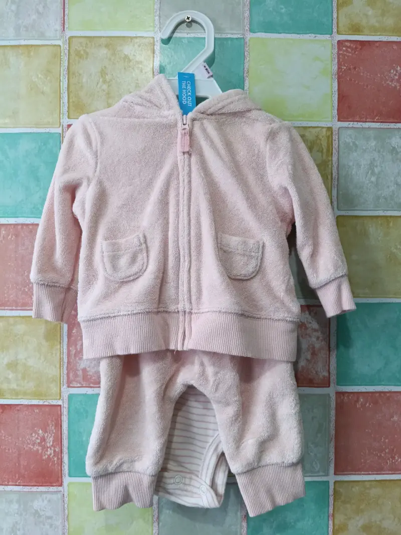 Conjunto de bebé rosado con capucha