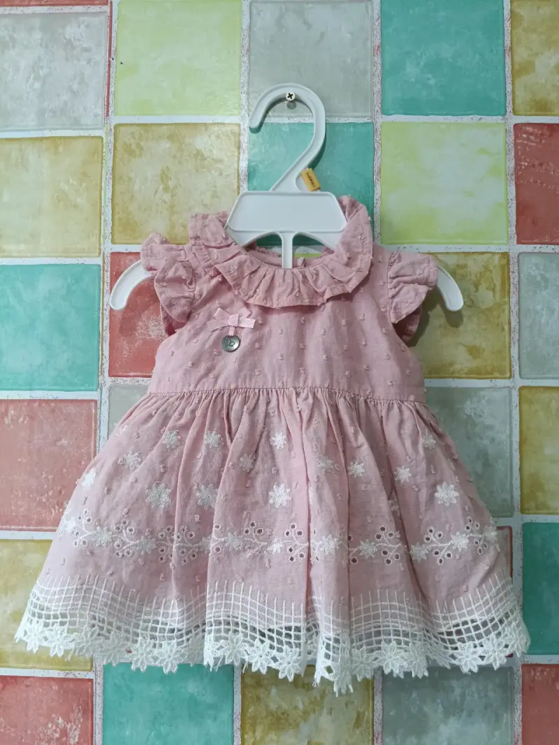 Vestido rosa para bebé con encaje floral