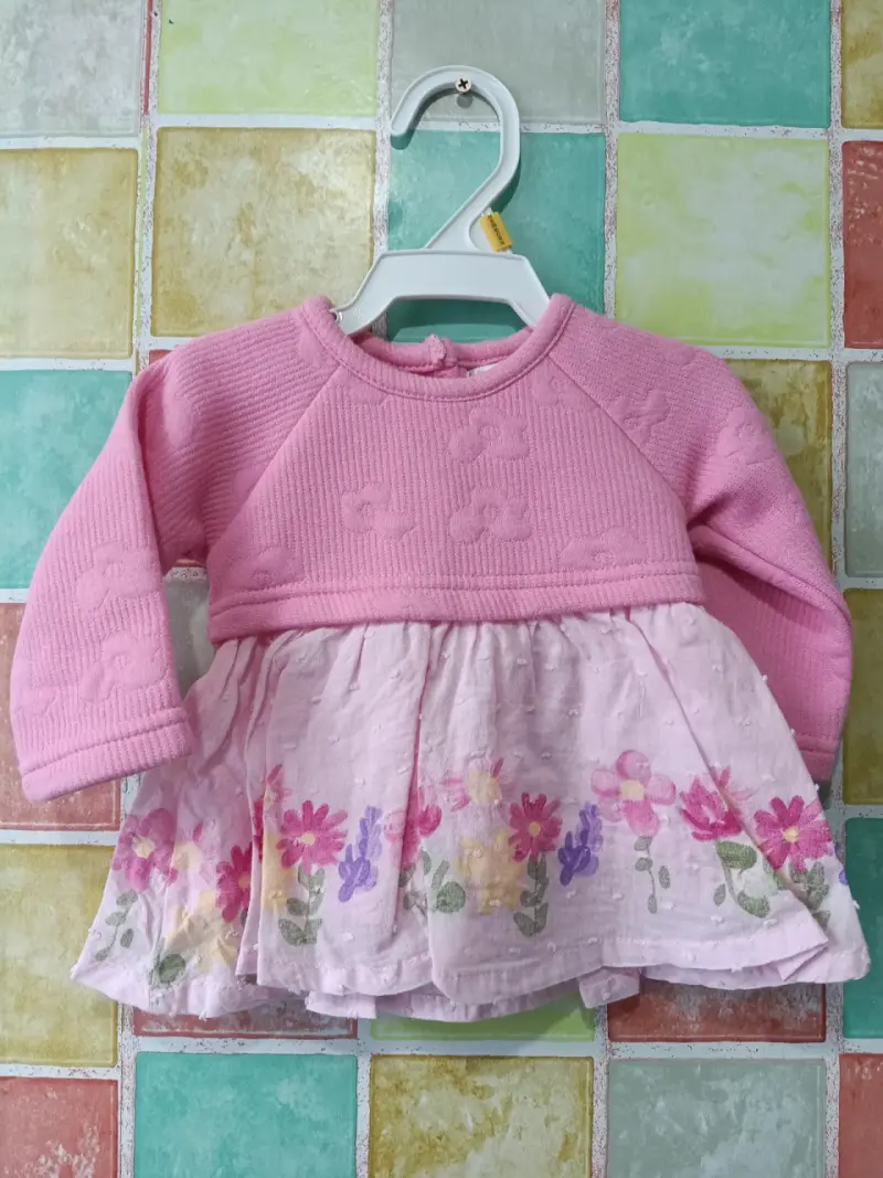 Vestido de bebé rosa con flores