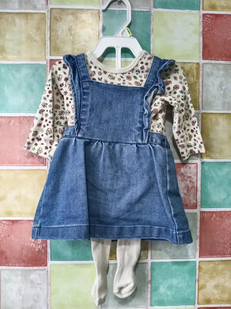 Conjunto de bebé con vestido de mezclilla y camisa