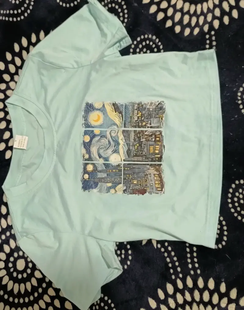 Polera azul con diseño de ciudad noche estrellada