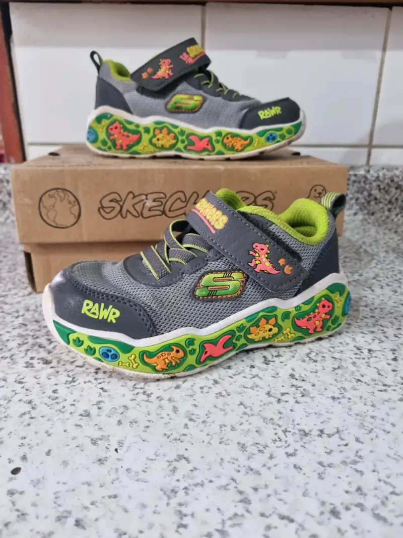Zapatillas infantil Skechers talla 24 con diseño - 2