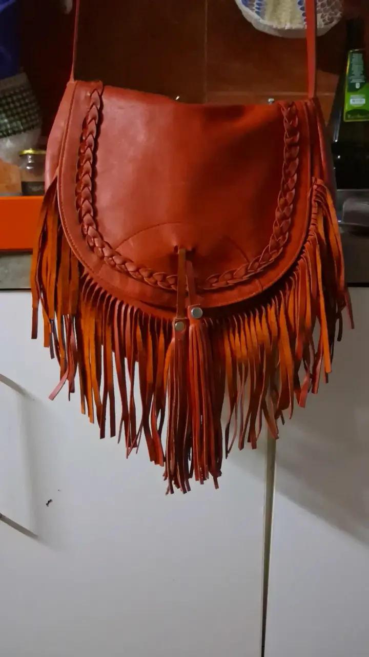 Cartera de cuero con flecos roja.