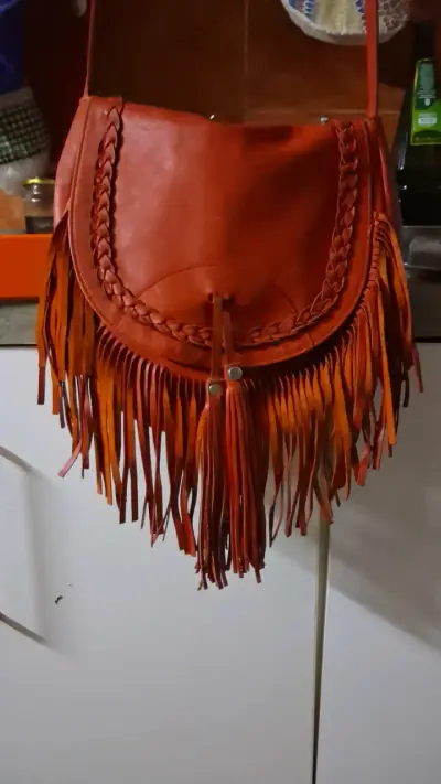Cartera de cuero con flecos roja. - miniatura 1