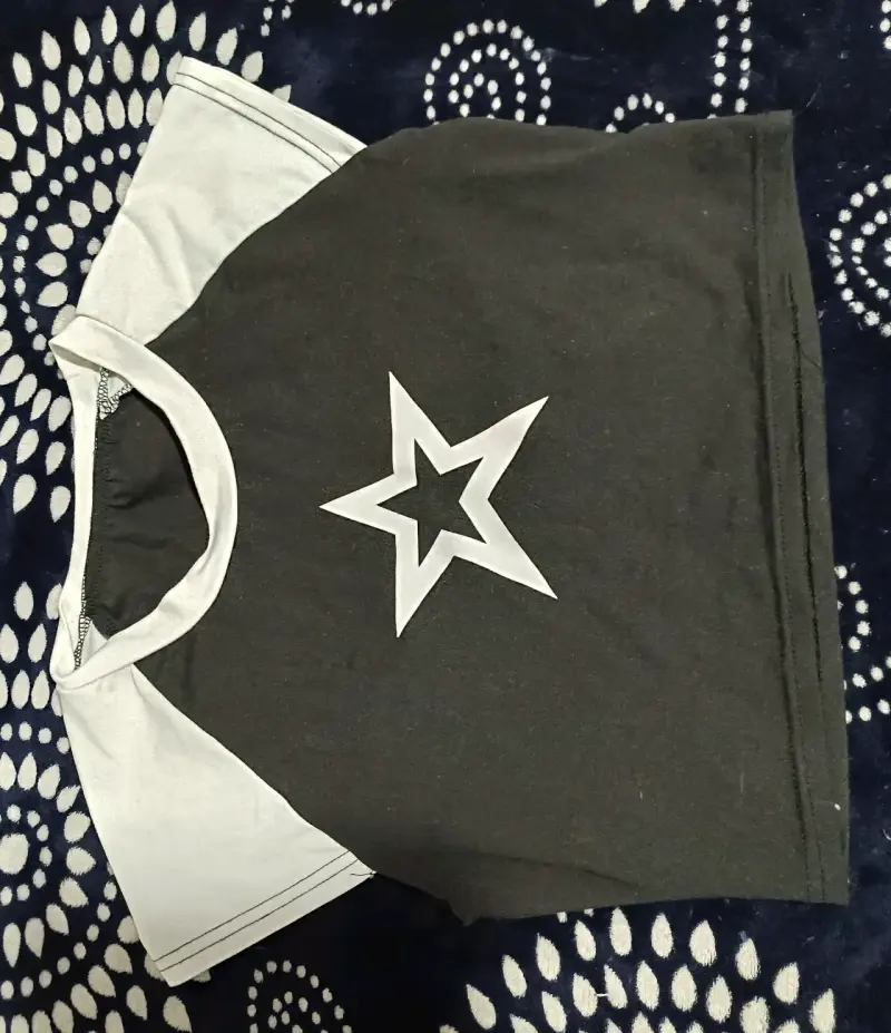 Polera de manga corta con estrella estampada